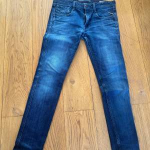 Tja säljer ett par replay anbass jeans i fint skick, storlek 32/32  Nypris: 1799 Mitt pris: 400