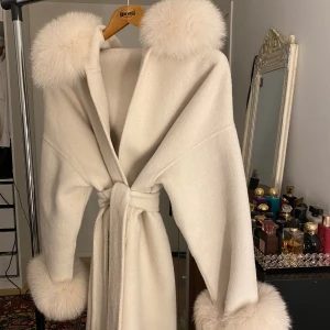 Päls Kappa - Nyskick - oanvänd Äkta päls Färg: krämvit Avtagbara armpuffar Orginalpris: 3699kr