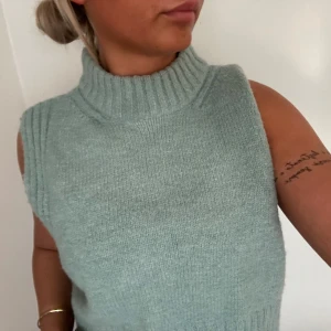 Stickad tröja  -  oanvänd stickad tröja, kommer inte till användning. 