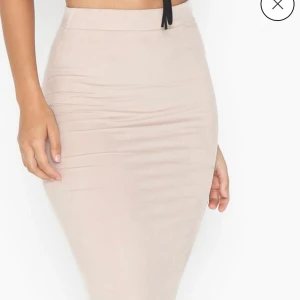 Kjol - Beige kjol, dom två sista bilderna är upp och ner,Den är storlek L men passar om du har storlek M då den passar mig.