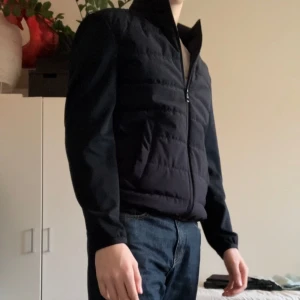 Cardigan - Riktigt snygg cardigan till våren. Den är i fint skrick och storlek M men passar även S. 