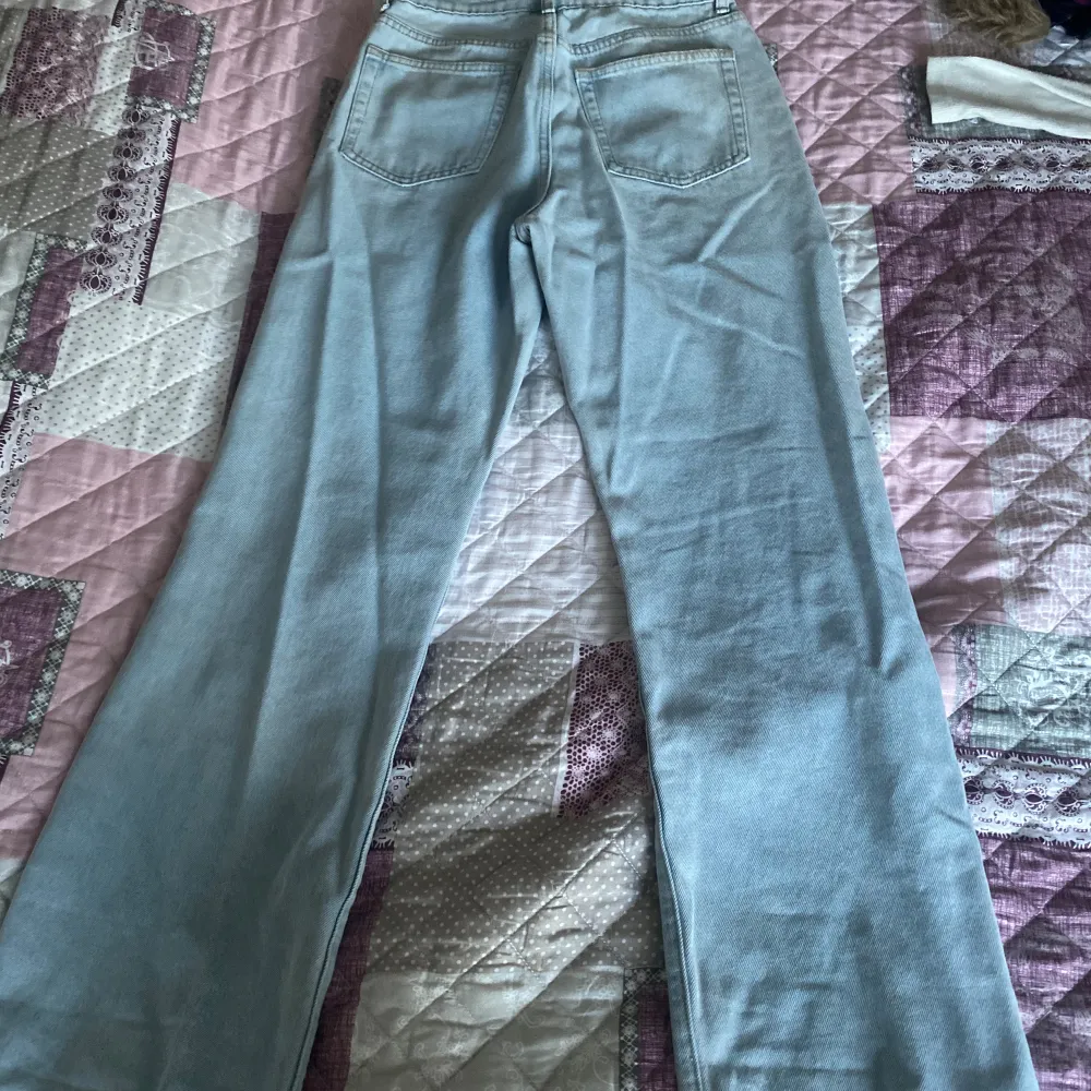 Blå jeans från shein. Har knappast använd och finns ingen skada. Om ni är intresserade eller har frågor skriv till mig.😊. Jeans & Byxor.