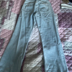 Höjmidjade bootcut jeans  - Blå jeans från shein. Har knappast använd och finns ingen skada. Om ni är intresserade eller har frågor skriv till mig.😊