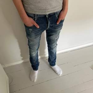 Ett par extremt snygga och sköna jeans från replay | skick 9.5 av 10 nästintill nya | nypris ligger på ca 1600 kr | för mer info är det bara att skriva🙌🏼