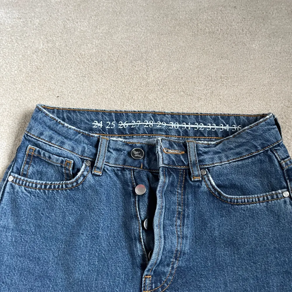 Supperfina raka jeans från BikBok (Never Denim) i en mellanblå tvätt, knappt använda:). Jeans & Byxor.
