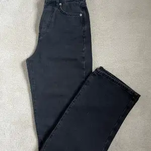 Jättefina oanvända svart/gråa jeans från BikBok i modellen Regular Wide.. säljes pgr av att de inte kommit till användning.