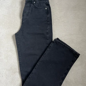 Svart/grå jeans  - Jättefina oanvända svart/gråa jeans från BikBok i modellen Regular Wide.. säljes pgr av att de inte kommit till användning.