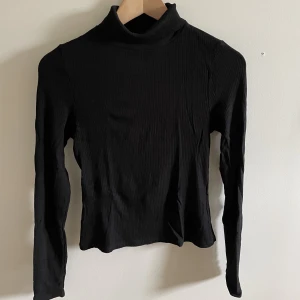 Ribbad polotröja - Ribbad polotröja från NA-KD. Använd fåtal gånger, bra skick. Storlek M🤍 OBS, på bilderna är kragen nedvikt