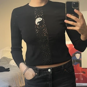 Staud topp YinYang - Staud topp med virkad detalj, YinYang Storlek M