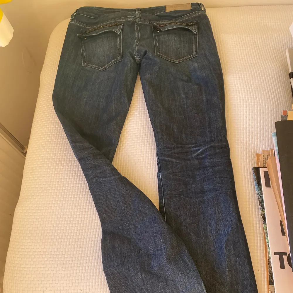 Supersnygga low waist jeans som jag säljer för att jag behöver pengarna💕Boot cut såklart med såå snygga svarta nitaar. Innebenslängd: 83 cm.  Full längd: 95 cm. Midjemått: 41 Pris kan diskuteras. Jeans & Byxor.