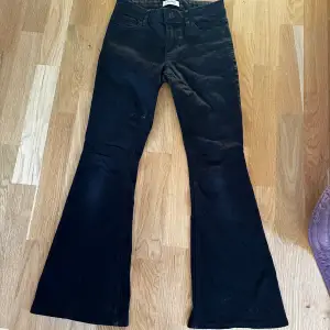 LOW Rise Bootcut jeans från Lindex i färg svart. Nyskick,säljer pga för små,knappt använda.Köparen står för frakt.