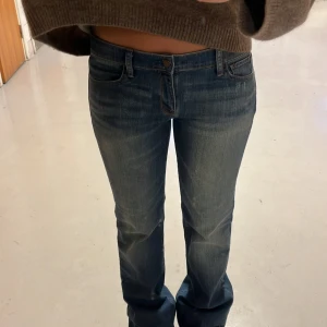 LOWWAIST JEANS BOOTCUT REA - Utförsäljning!! Supersnygga lowwaist bootcut jeans⚡️⚡️ Modellen är ca 168cm lång Originalpris 499kr