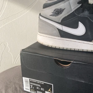 AIR JORDAN 1 MID SE (GS) - Bra kvalite har haft på mig dem bara några gånger