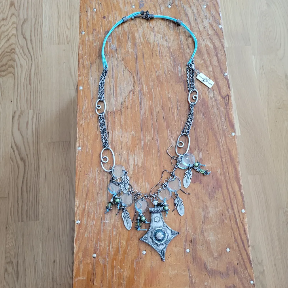 Ett unikt urban coutore halsband som är just det där lilla extra. Passar jätte bra till sommaren.. Accessoarer.