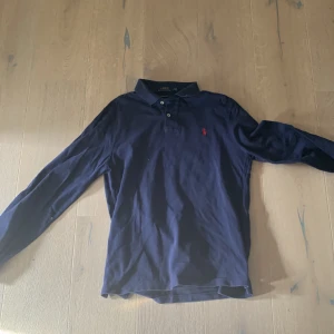 Långärmad Ralph lauren piké  - Säljer en långärmad pike från Ralph lauren, använd 2 gånger, storlek M, skick 10/10