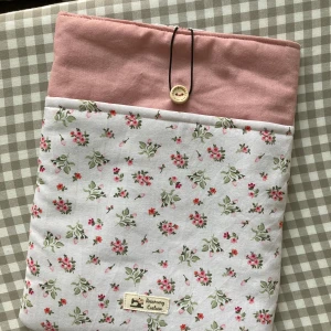 Ipad case - Handmade ipad case.  Measurements (aprox) 26cmx20cm. Handmade by me💜. Can be done in other fabrics.   
