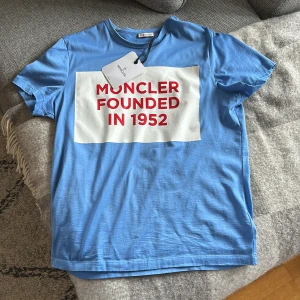 Moncler Maglia T-shirt - Storlek L passar M Oanvänd  Ny pris 1700 Mitt pris 1200