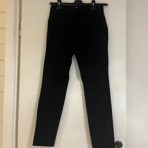 Kostymbyxor  - Ett par kostymbyxor som är helt oanvända. Från hm och sitter perfekt. Dem blev för små på min syster så hon hann ej använda dem. Jätte fina och lågmidjade