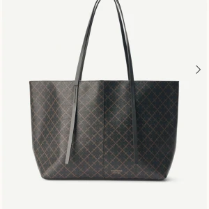 By Malene Birger väska  - INTRESSEKOLL! Så fin By Malene Birger väska. Sparsamt använd. Den nyaste modellen, säljer pga inte använder så mycket. Skriv för privata bilder.