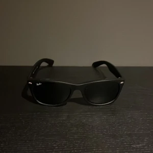 Rayban New Wayfarer  - Snygga Rayban glasögon i modellen New Wayfarer. Finns tecken på användning. Priset går att diskuteras, 1500kr nypris på synsam. Kom privat om ni har frågor!