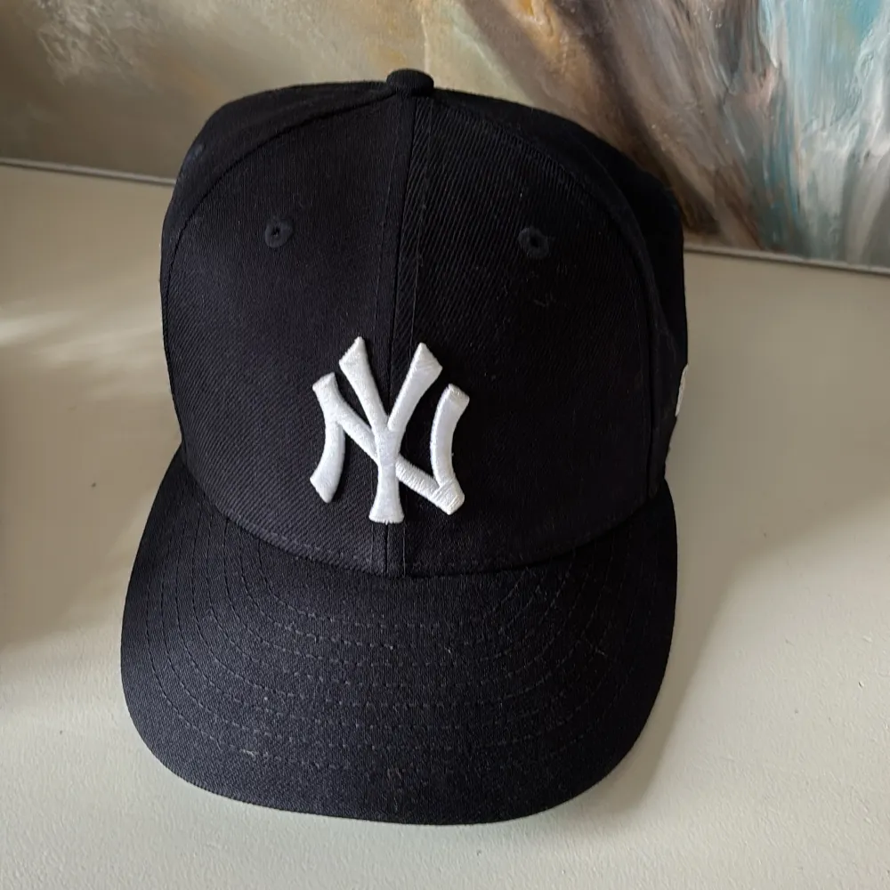 Schysst New York Yankees keps från New Era mörkblå. Storleken är 7 1/2.. Accessoarer.