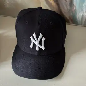 Schysst New York Yankees keps från New Era mörkblå. Storleken är 7 1/2.