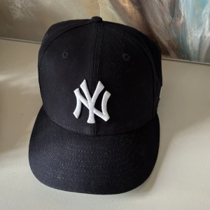 Fitted Keps - Schysst New York Yankees keps från New Era mörkblå. Storleken är 7 1/2.