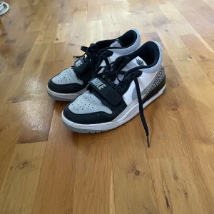 Jordan Air Legacy White/black/wolf grey  - Hej säljer nu mina Jordan air Legacy white/black/wolf grey storlek 40.5 org pris är 1595kr,  då jag inte använder dom längre. Har använt skorna ett fåtal gånger och är i bra skick MVH Arvid  