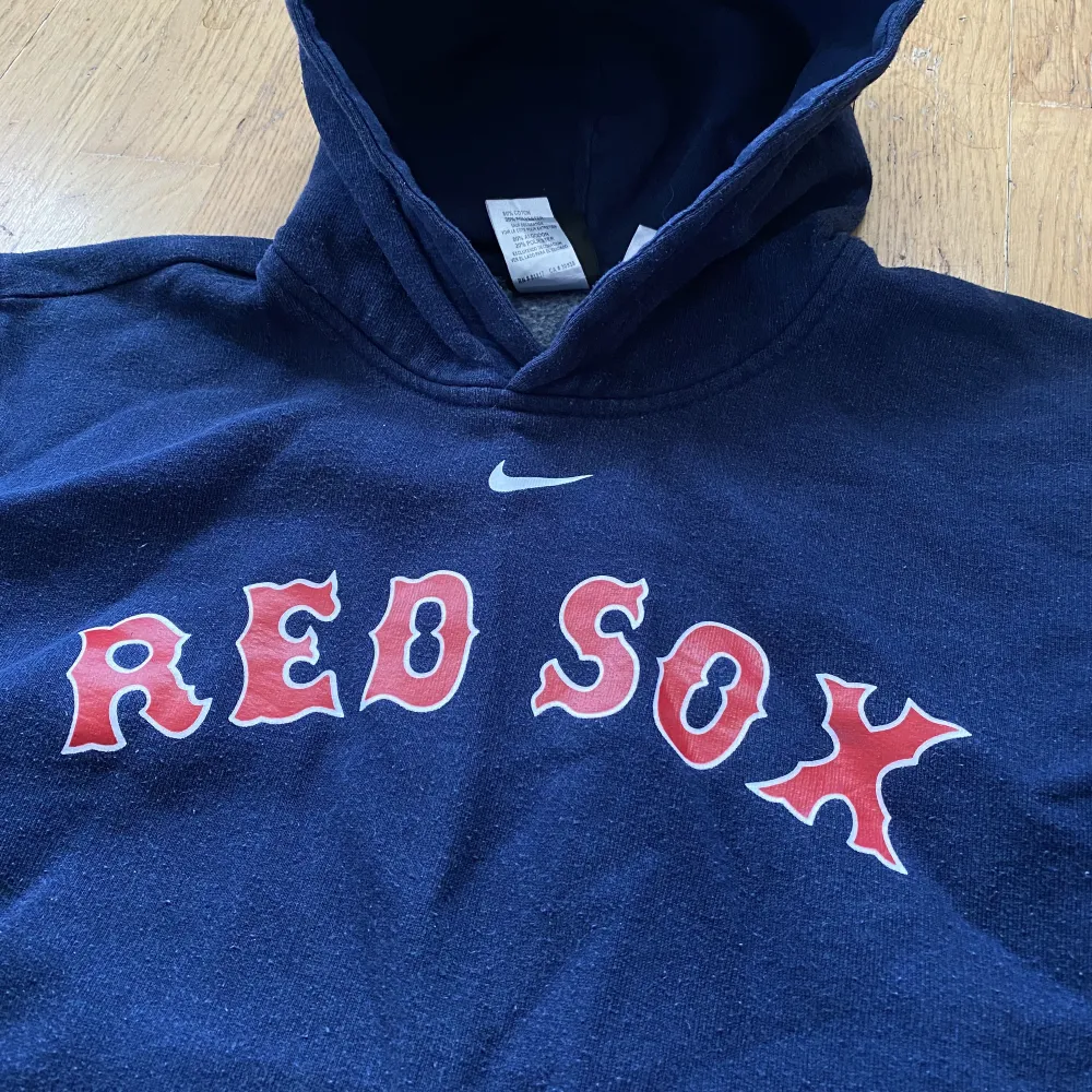 Så snygg Nike hoodie, men Red Sox tryck. M/12-14 i barnstorlek, som motsvarar 146-158 (?) eller xxs-xs i vuxenstorlek. Passar mig som är 160cm, dock lite kort i ärmarna. I väldigt gott skick⭐️. Tröjor & Koftor.