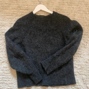 Stickad tröja från NA-KD - Supersnygg stickad grå/svart tröja från NA-KD