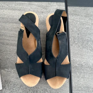 Oanvända sandaler  - Köpta på Scorett 