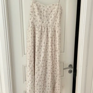 Linneklänning -  Säljer denna superfina blommiga linneklänningen från HM. Är i väldigt fint skick och endast använd en gång. Skriv vid frågor eller fler bilder! ⭐️💗