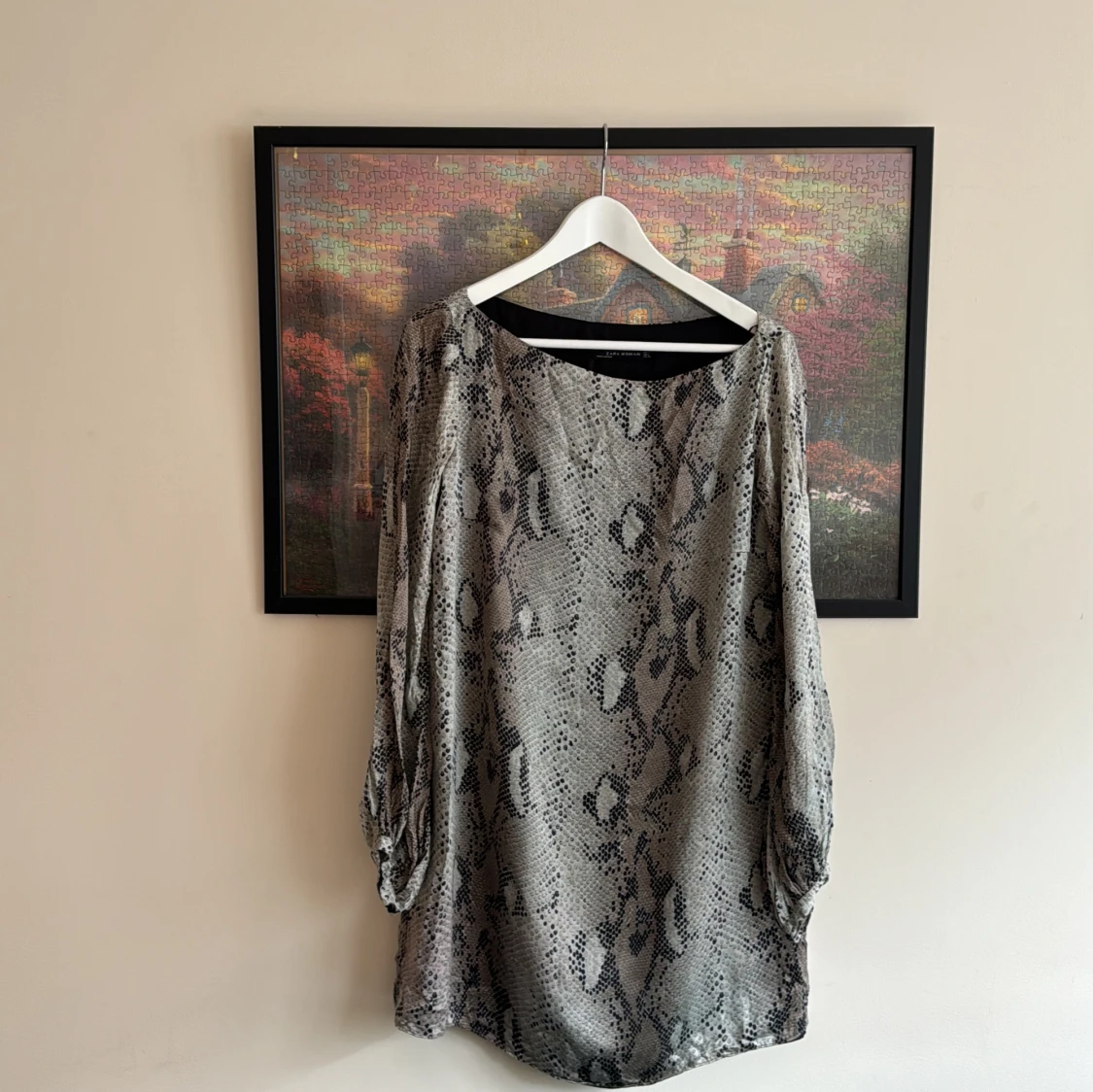 Klänning i ormmönster