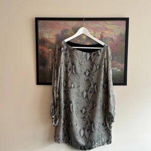 Klänning i ormmönster - Klänning i ormmönster från ZARA i storlek L. 🌸