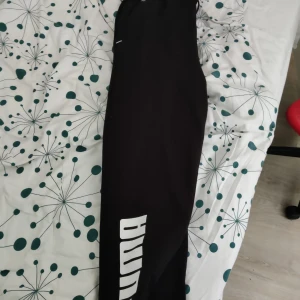 Puma mjukisbyxor - Helt nytt skick, inte använd en ända gång! Nypris är 300kr, säljer för jag inte gillar mjukis.