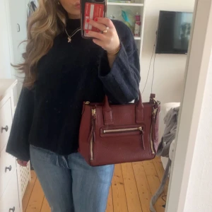 Röd väska - Så snygg, vinröd väska! Bra skick, lite större modell så passar utmärkt till skolan🥰 