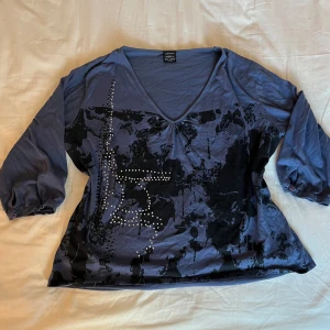 Trekvarts tröja med pärlor - Super din i gott skick utan skador!💙