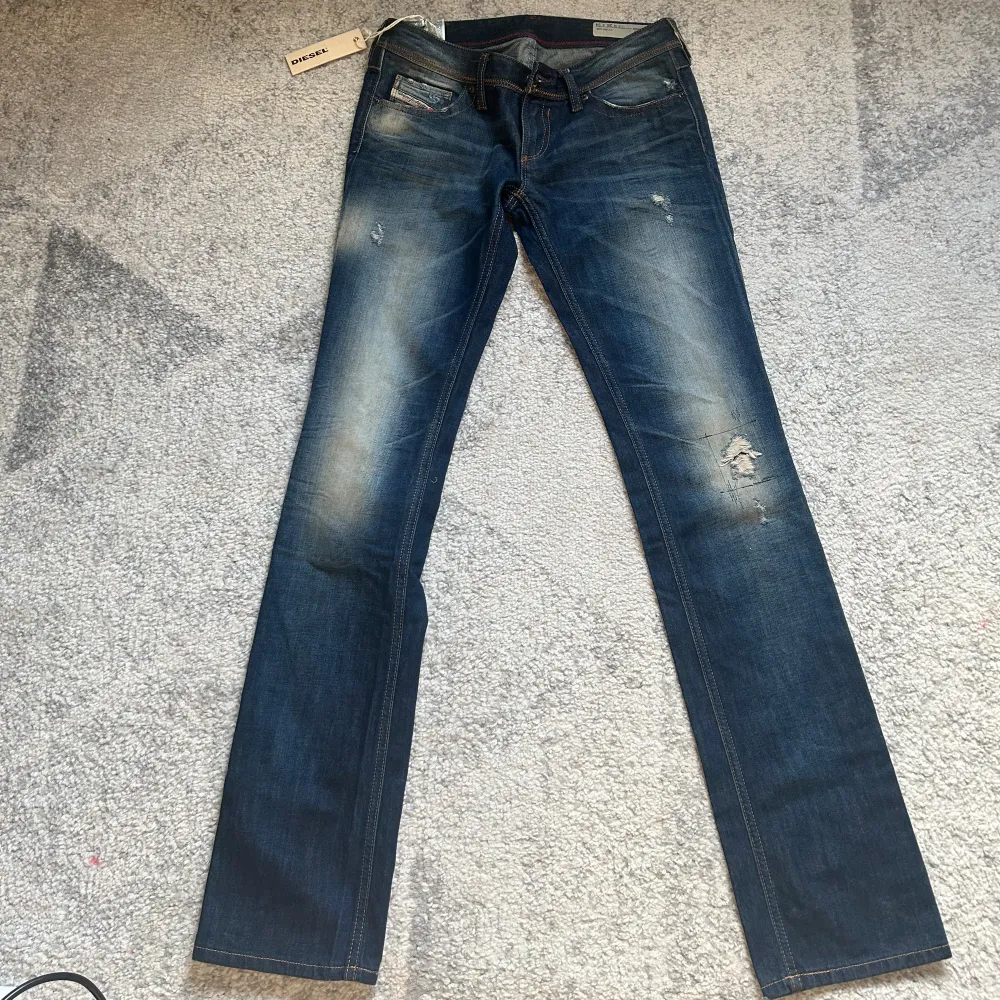 Supersnygga helt nya Disel jeans som tyvärr var för små 💋💋 Mått: 35cm midja, ytterben 105cm, Innerben 85cm, bredd längst ned 18cm.  Hör av dig om du har frågor 💞💞. Jeans & Byxor.