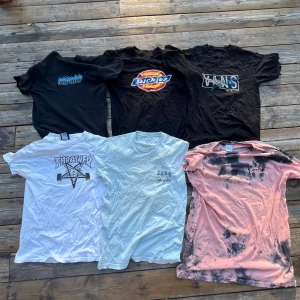 Vans, Ripndip, Dickies, Gant - - Ripndip (S) Svart: 100kr) - Dickies (S) Svart: 40kr) - Vans (S) Svart: 60kr) - Thrasher (M) Svart: 100kr) - Vans (S) Ljusblå: 100kr) - Ripndip (L) Rosa: 100kr) - Ripndip hoodie (M) Rosa: 250kr) - Dickies (S) Röd: 125kr) - Gant väst (S/M) 200kr)