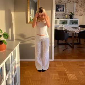 Lågmidjade linnebyxor  - Jätte snygga lågmidjade linnebyxor från Chelsea. Det står size L men är mycket små i storleken (jag brukar oftast köpa byxor som är i storleken S eller XS) 