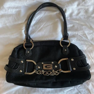 Vintage väska  - Säljer denna supersnygga väskan eftersom den inte riktigt är min stil längre💓 (Bild 4,5 & 6 minimala defekter som ej märks av) dragkedjan på innerfickan går inte att stänga men man kan använda den som den är precis lika bra, eller laga☺️