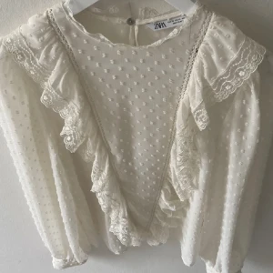 Blus zara  - Säljer denna blus från zara  Storlek XL men sitter som L Hör av er om ni är intresserade eller vill köpa 🩷🩷