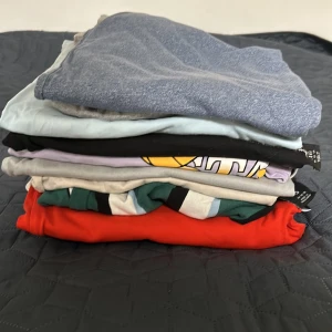 Olika T-shirts  - Säljer 11st t-shirts. Olika märken som levis, Tommy hilfiger, new Yorker etc. Vill du köpa styck eller mer info, kolla mina andra annonser som även har styck pris (Den gröna är såld). Säljer alla tsm för 800kr.