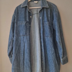 Längre mjuk jeansjacka  - Längre jeans skjorta, mjukare hållet - H&M💙 Storlek S, lite mer oversize i stl. Utan anmärkningar! Slutsåld!  250kr pp 80kr