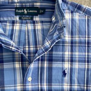 Hej! Säljer denna jätte fina Ralph Lauren skjorta i extremt fint skick. Nypris ligger runt 1500kr. Kontakta vid bud/frågor/köp. Nmr:6