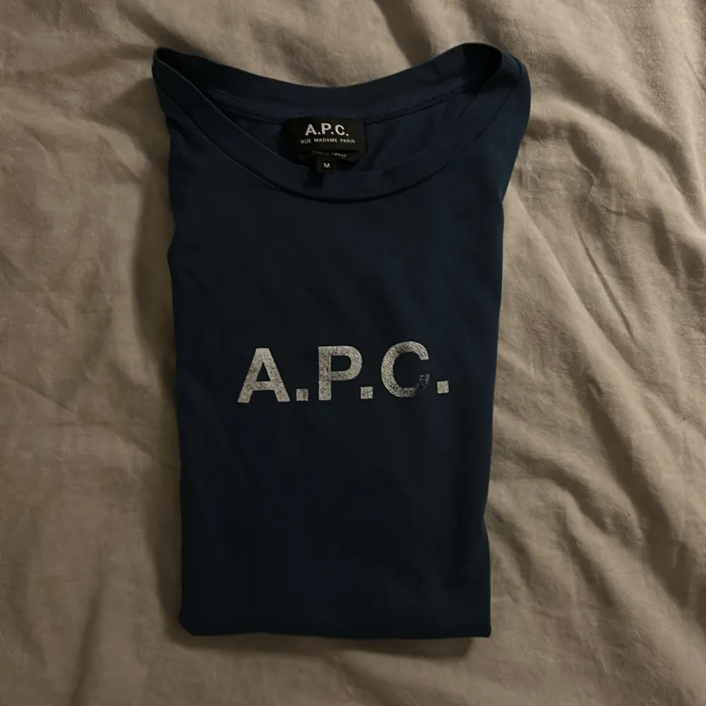 Mörkblå APC Tshirt i extremt bra skick! Inga defekter överhuvudtaget (textens slitning är del av designen). Nypris ligger på runt tusenlappen. Säljes då den inte passar mig.. T-shirts.