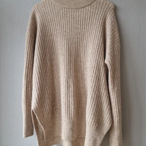 Stickad längre tröja  - Längre stickad tröja- H&M 🤍  Storlek XS, passar större.  Nopprig en del men blir lätt på det på sånt här tyg. Annars utan anmärkningar. 