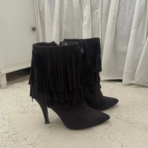 Stövlar med fransar - Säljer mina såå fina boots med fransar som passar perfekt nu till våren😍sparsamt använda och har inga defekter, pris kan diskuteras💕