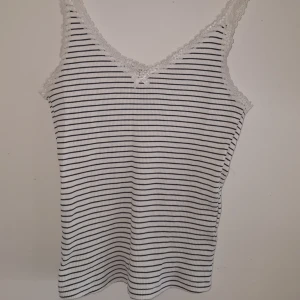 Gulligt linne! - Jättegulligt randigt linne med spets! Sitter jättefint på och passar till det mesta🤗