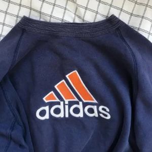 Vintage oversized Adidas hoddie  - !!inte mina bilder! Köpt på plick för 100kr men kom inte till användning. 